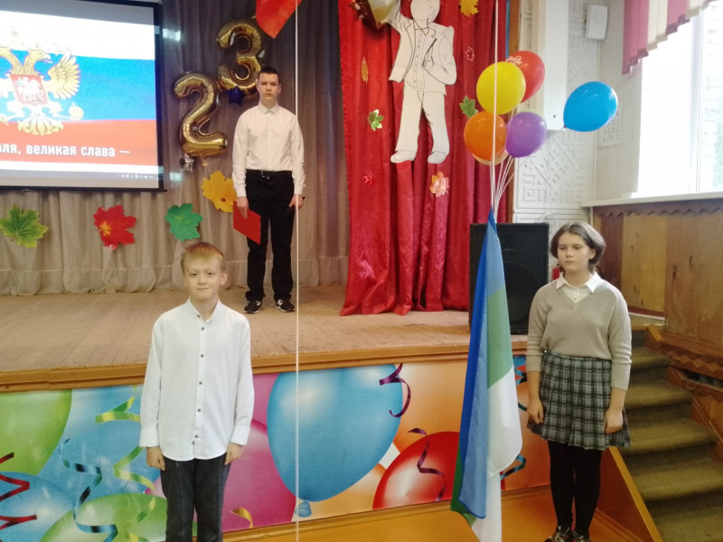 Торжественная церемония поднятия флагов Российской Федерации и Республики Коми.